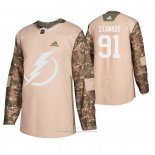 Camiseta Hockey Tampa Bay Lightning Steven Stamkos Dia De Los Veteranos Camuflaje