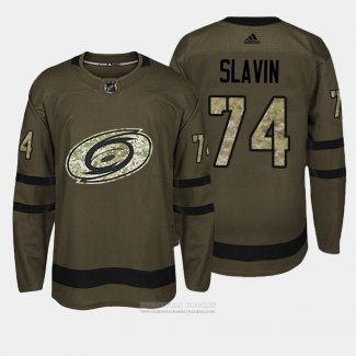 Camiseta Hockey Carolina Hurricanes 74 Jaccob Slavin Verde Salute To Service