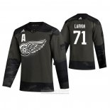 Camiseta Hockey Detroit Red Wings Dylan Larkin 2019 Dia De Los Veteranos Camuflaje