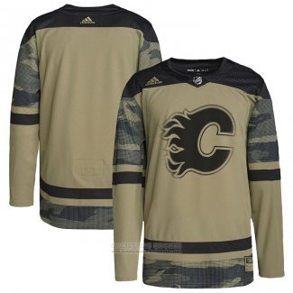 Camiseta Hockey Calgary Flames Logo Military Appreciation Team Autentico Practice Camuflaje