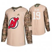 Camiseta Hockey New Jersey Devils Travis Zajac Dia De Los Veteranos Camuflaje