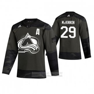 Camiseta Hockey Colorado Avalanche Nathan Mackinnon 2019 Dia De Los Veteranos Camuflaje